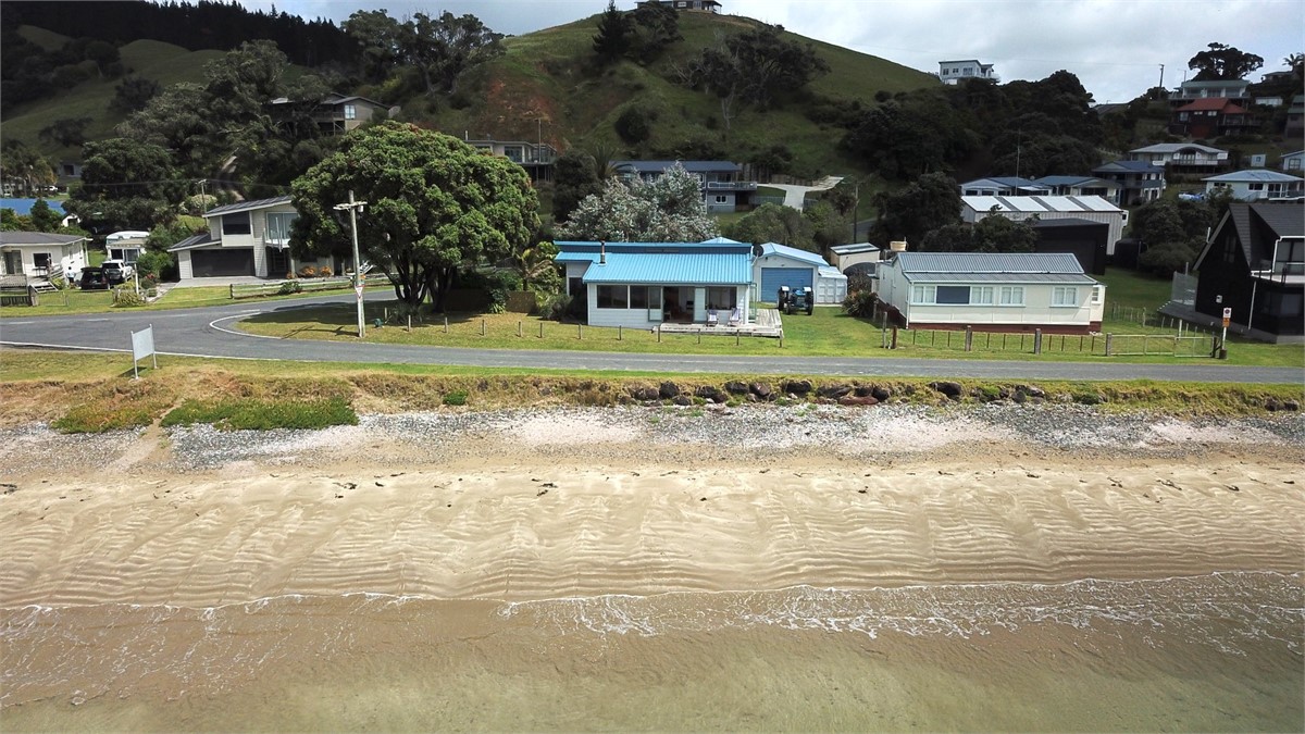 Oakura Beachfront, wifi & kayaks Oakura Bay Holiday Home for rent