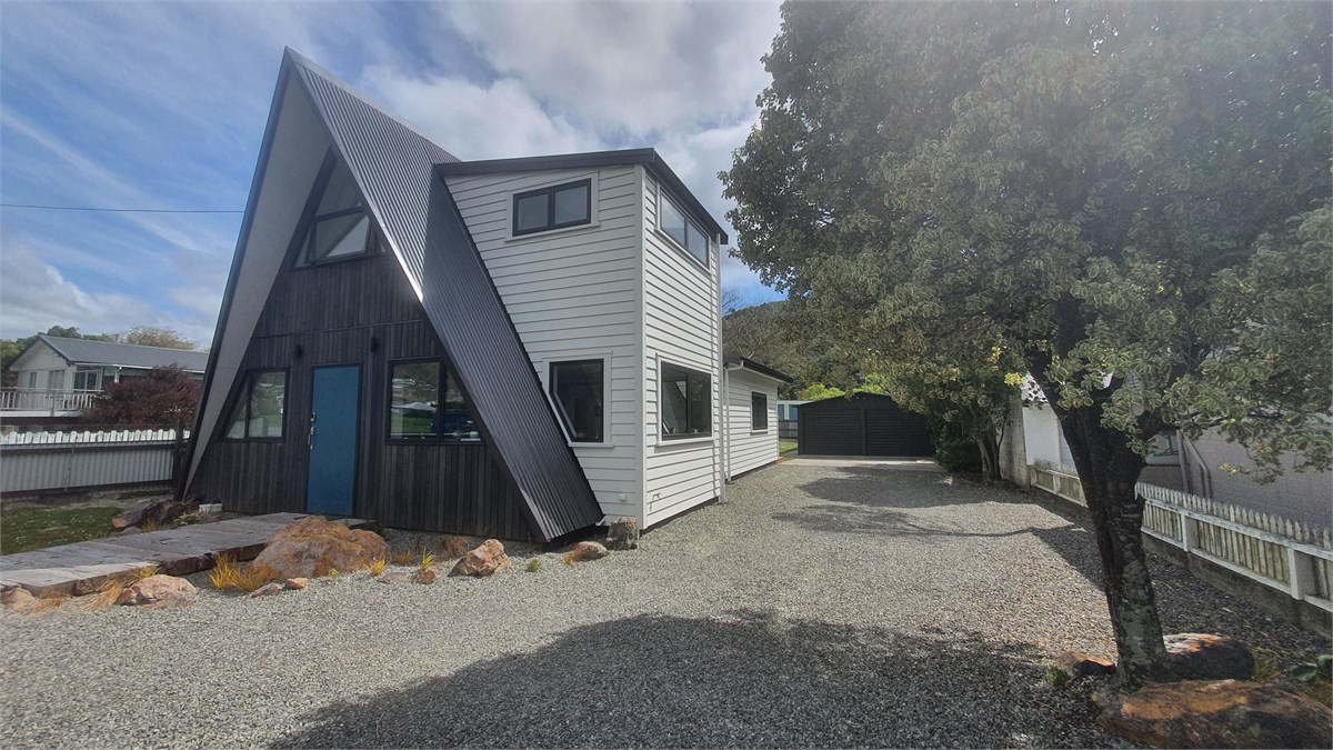 The Crew's Quarters Waikawa Bay Holiday Home for rent Holiday Houses