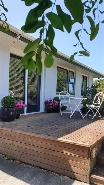 Main dragonfly Cottage