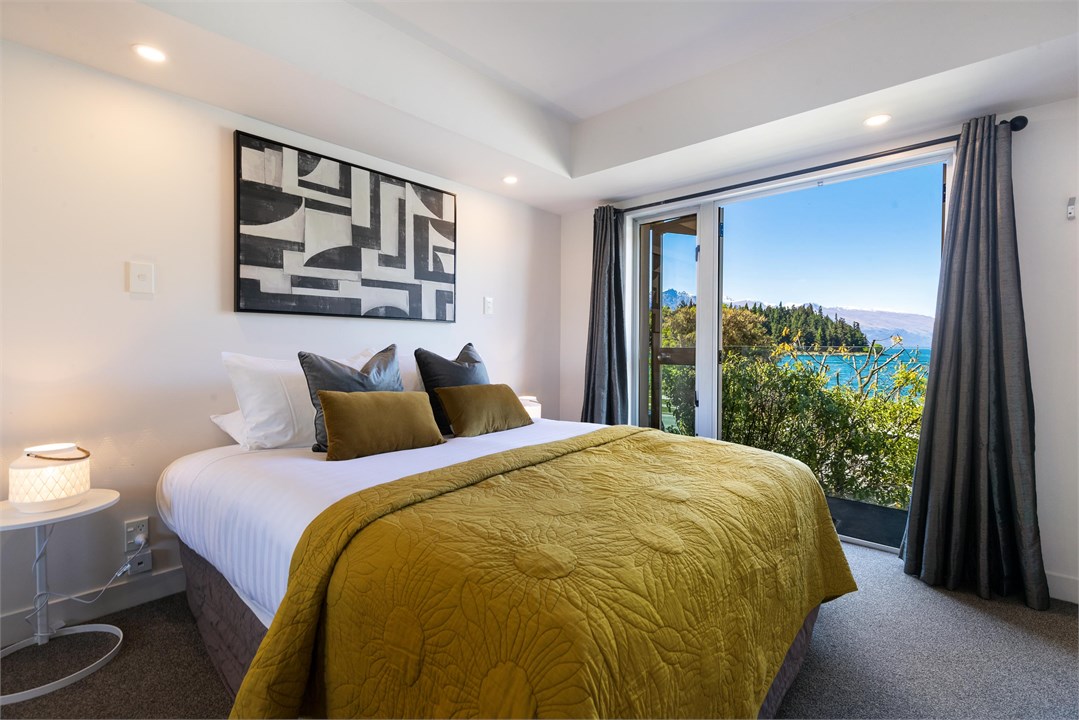 Lakefront Gem | Absolute Waterfront Aura Queenstow