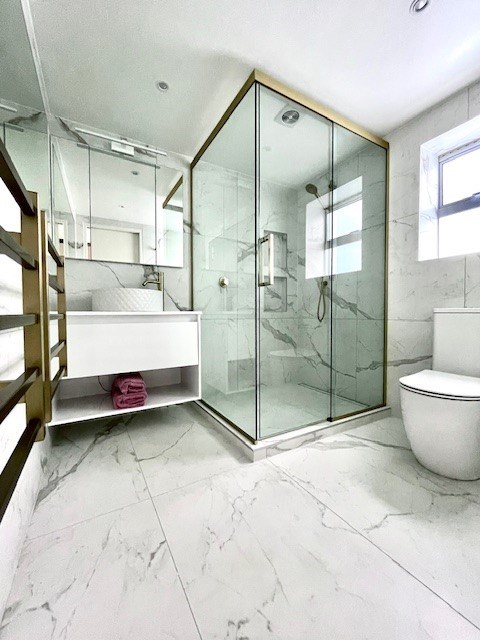 Main bathroom Downstairs