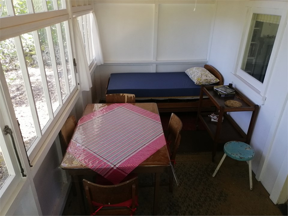 Single bed in sunroom