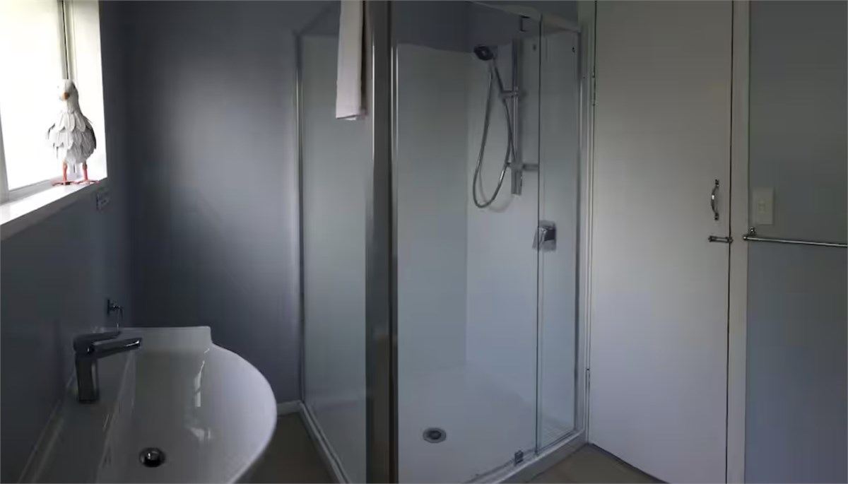 bathroom with toilet, basin and shower