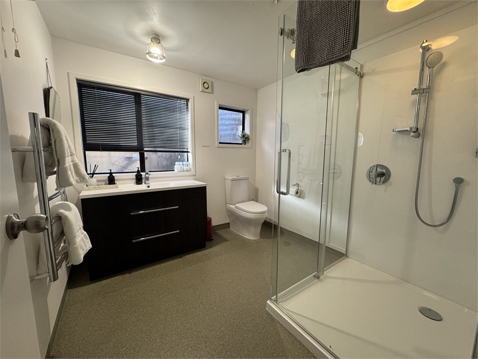 Well appointed bathroom with hotel quality towels 