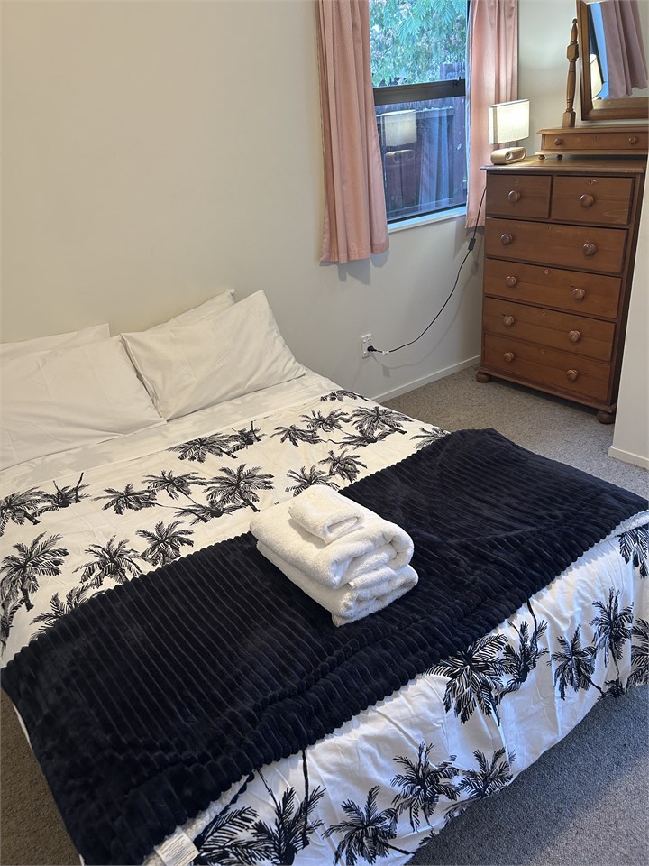 Double bedroom and queen bed