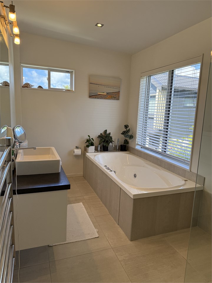 Ensuite bath, master bedroom