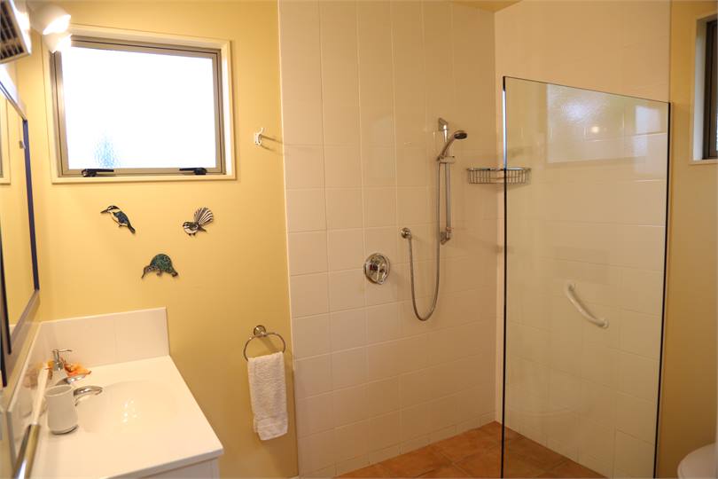 The Treasure Trove en suite