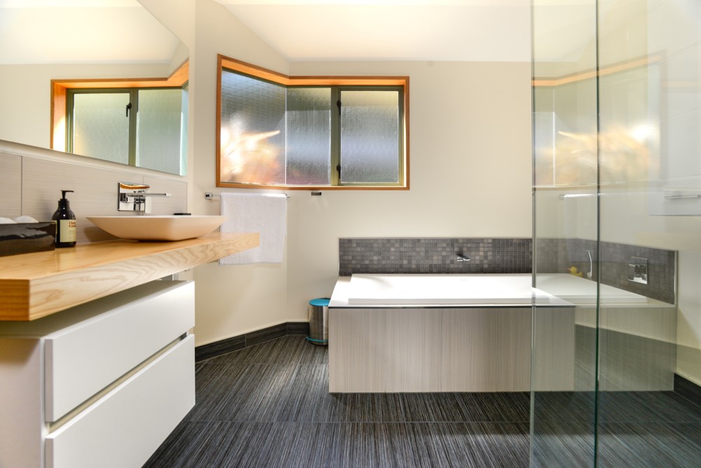 Main bathroom with Separate Shower, Bath & Vanity