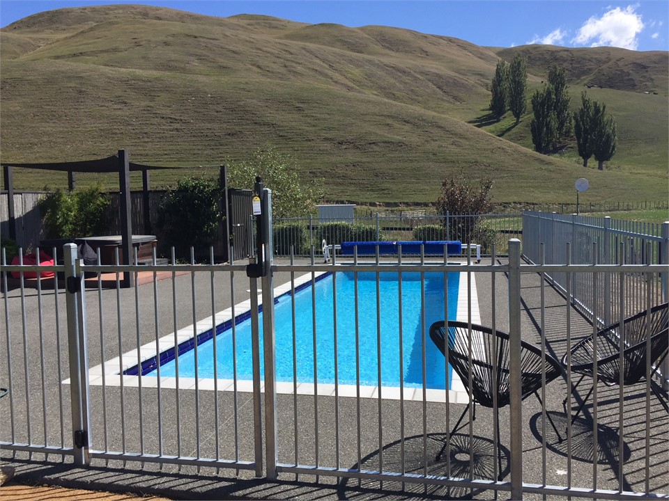 swimming pool and spa for guests to use