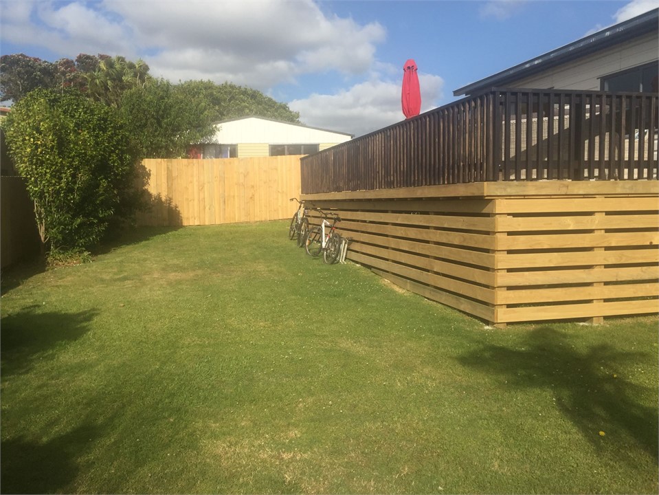 Large garden can park boats etc safely off the roa