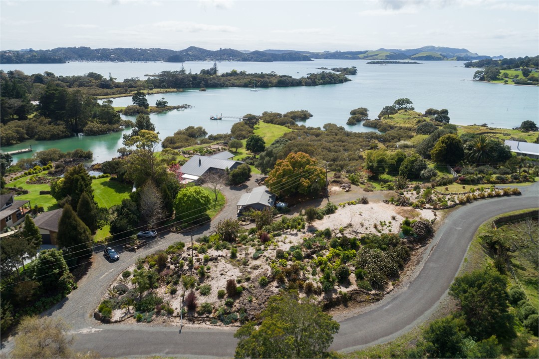 Aerial, cottage is mid foreground, view shaft only