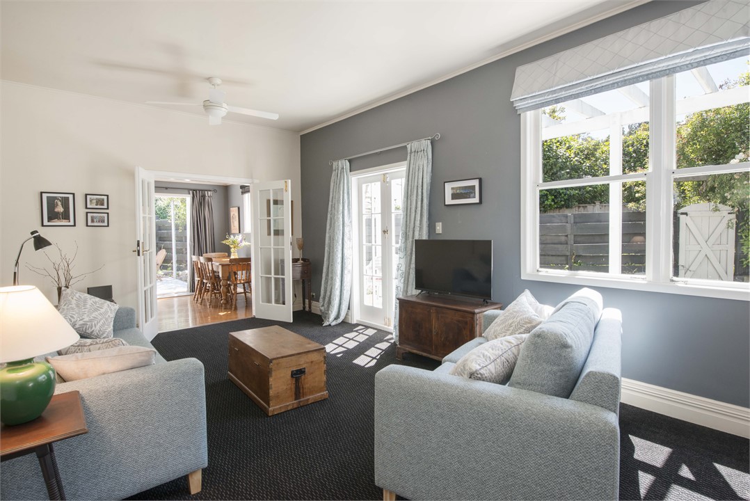 Elegant lounge with Smart TV & Netflix