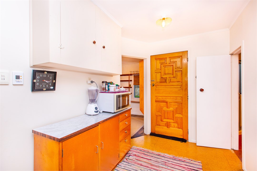 Kitchen & large walk in pantry with great storage 