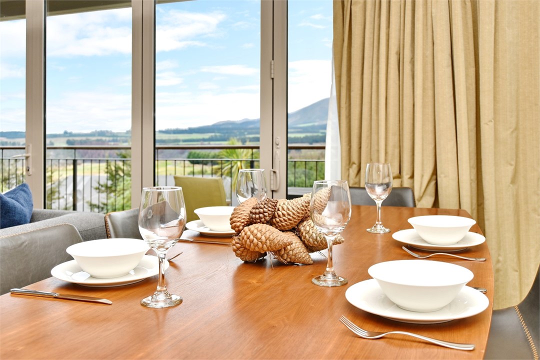 Dining area that seats 6 people