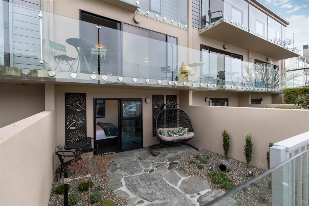 TAHUNA LAKEFRONT LUXURY AURA QUEENSTOWN HOLIDAY HO