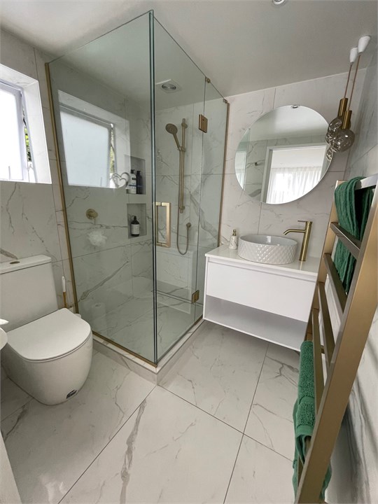 Downstairs ensuite bathroom