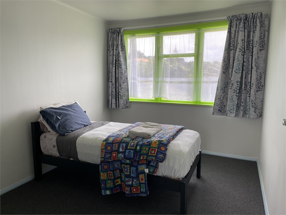 Bedroom - single bed provided with inbuilt wardrob