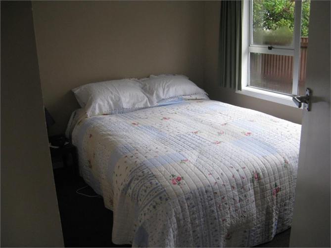 Bedroom 1, Queen size bed