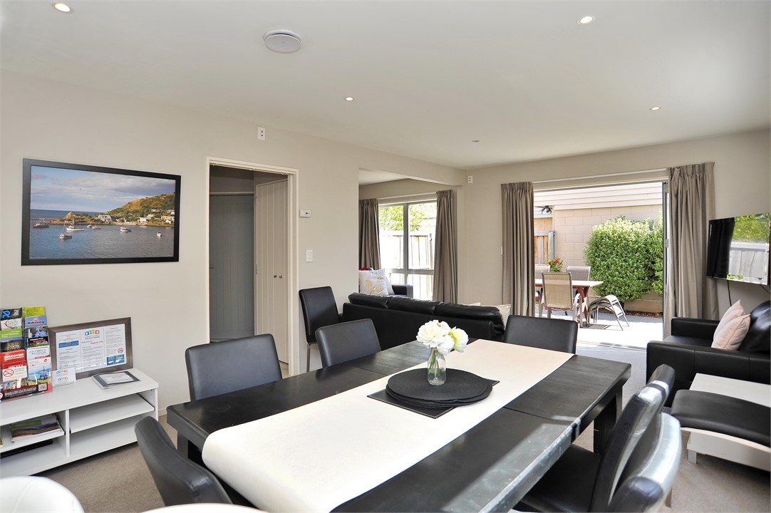 Large dining table that seats 6 people