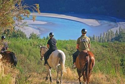 Horseriding along Rakaia Gorge
