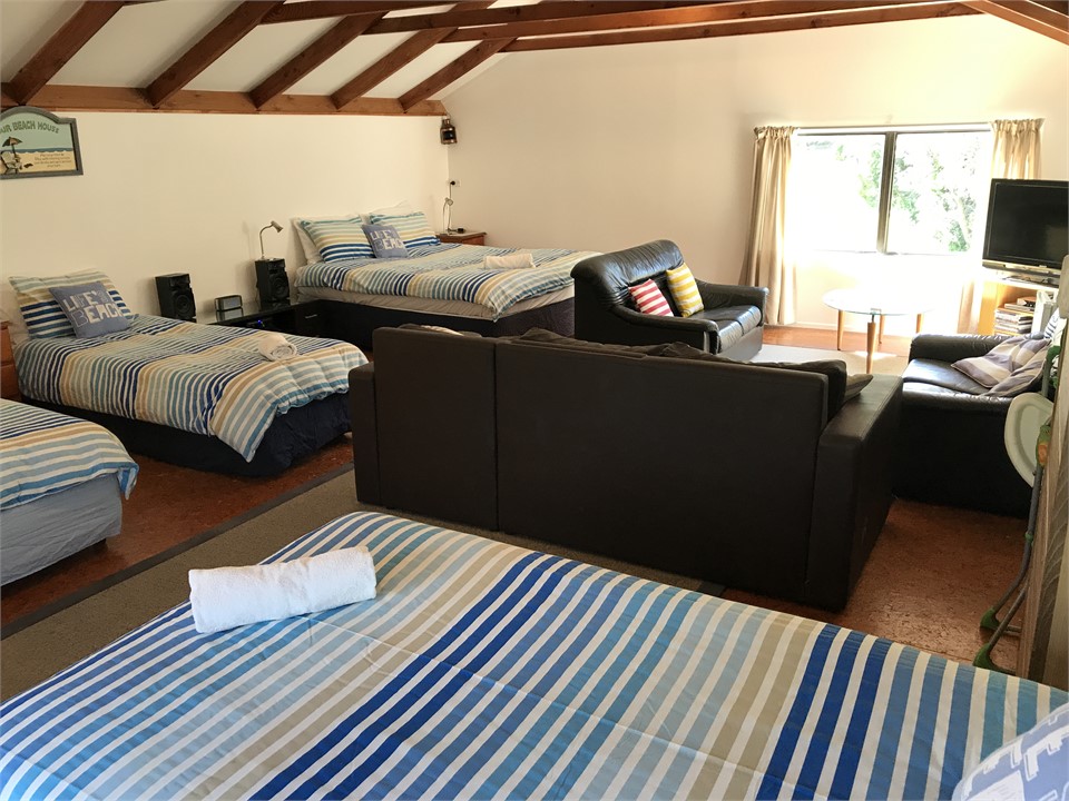 Massive Rear Bedroom - King, Kng Sgl, 2 x Sgl, TV,