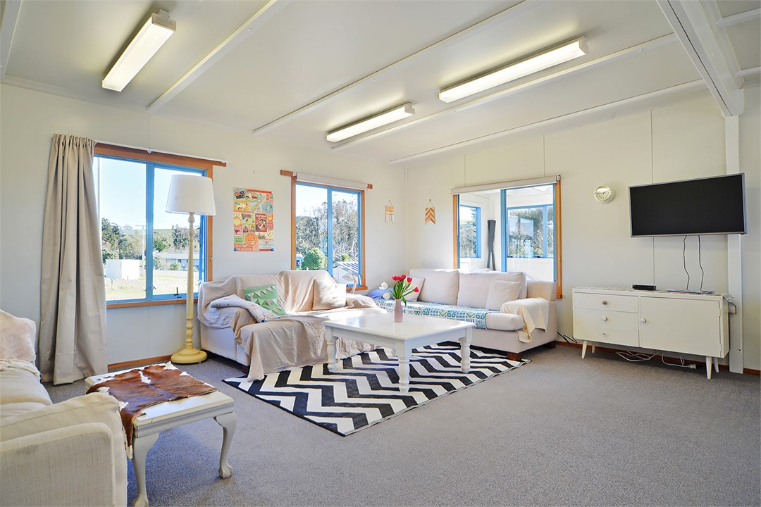 LIght, fresh and spacious living - Upstairs