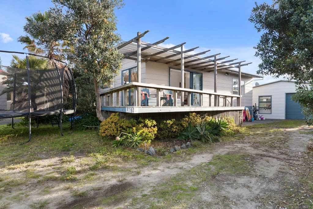 Kiwi bach with separate sleep-out in "old" Omaha.