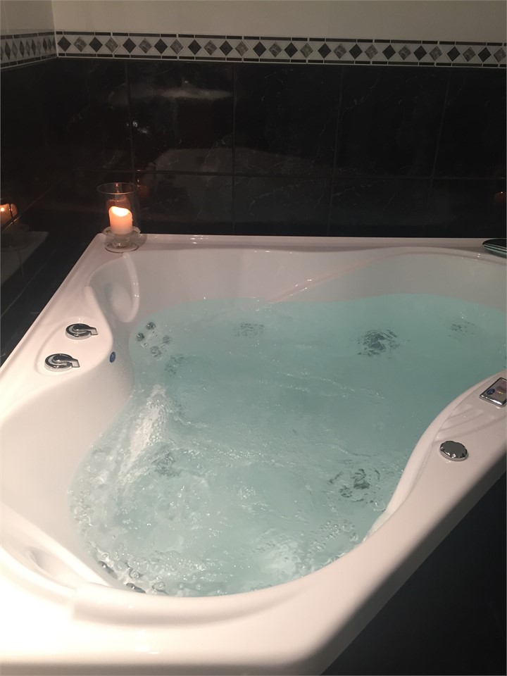 Enjoy a romantic spa bath - endless hot water