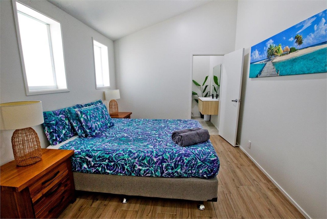 Master bedroom with ensuite, queen bed,ceiling fan