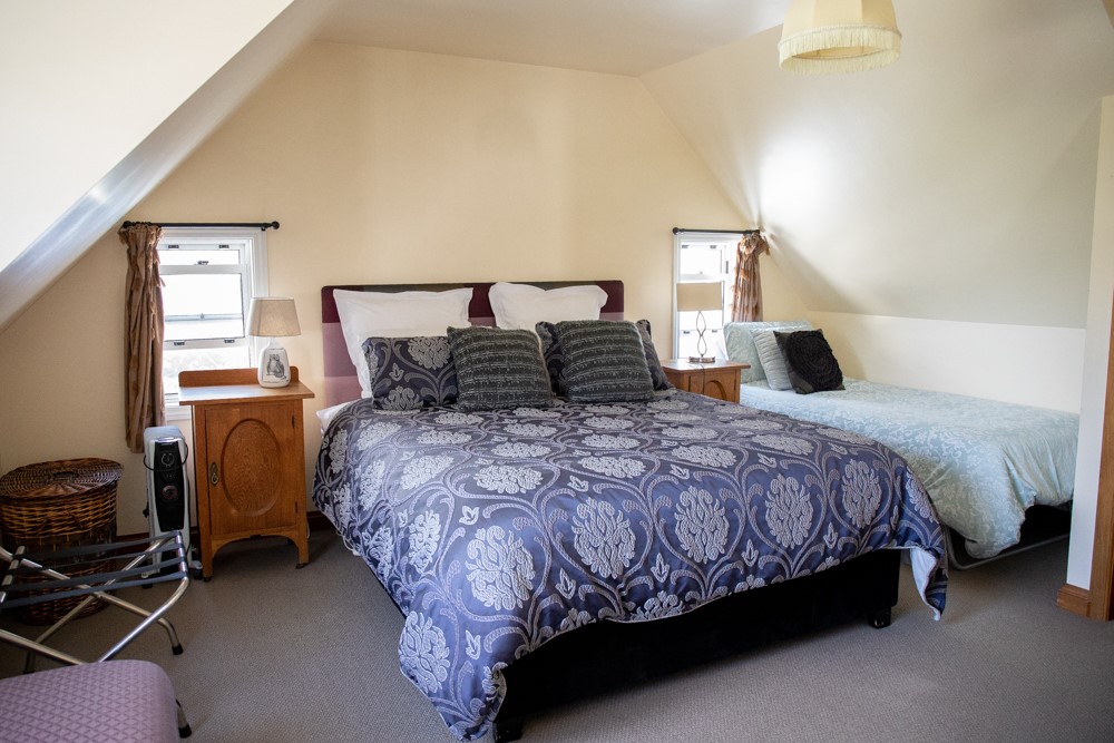 King bed with own ensuite also!