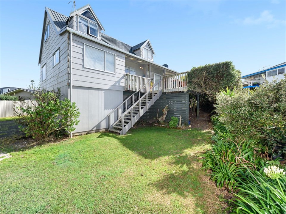 Laze on Loop (Bachcare) Waihi Beach Bach for rent Holiday Houses