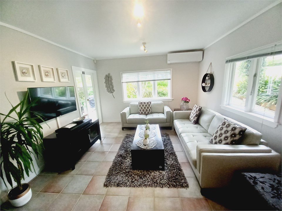 T.V./ lounge area with air conditioning