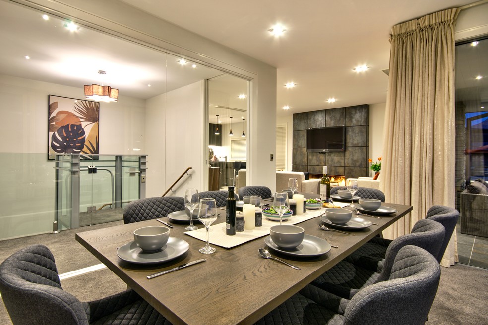 Dining / Lounge & lift area