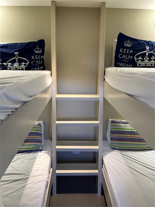 Bunkroom with 4 sturdy single bunks