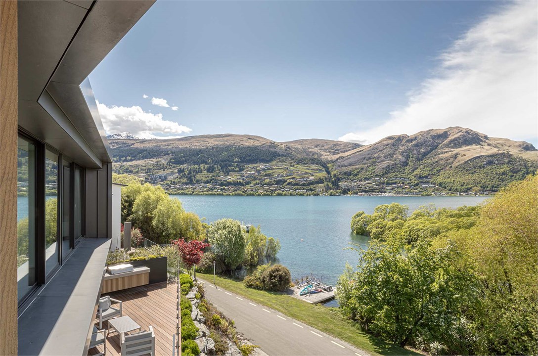 Stunning lakefront location