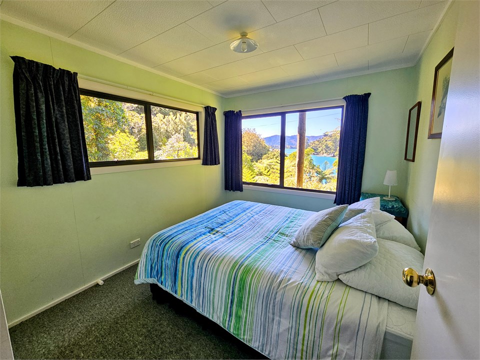 House, downstairs queen