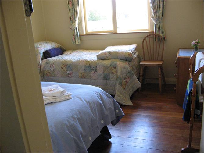 Room 3 with single which can be made into King