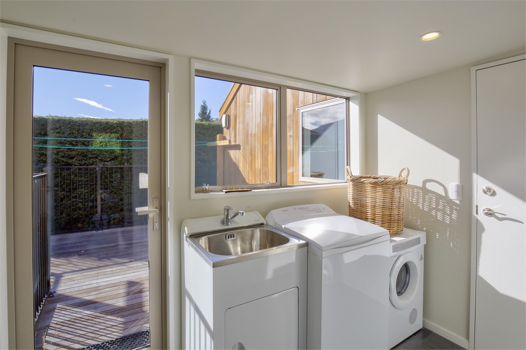 Laundry out to another deck