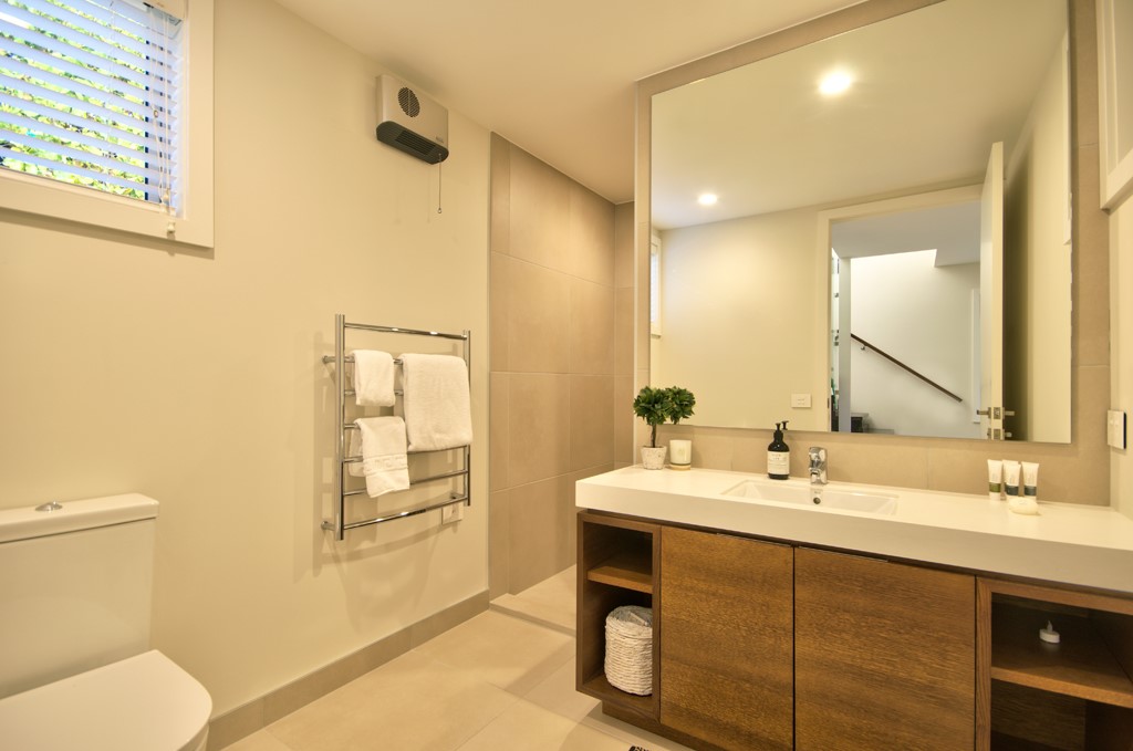 Bathroom (shared by Bed 2 & 3)