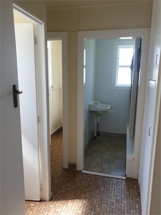 Layout of men's bathroom