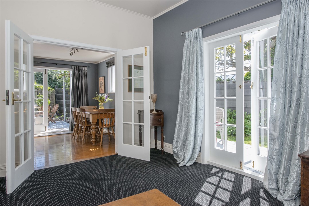 Lounge opening on kitchen & dining area