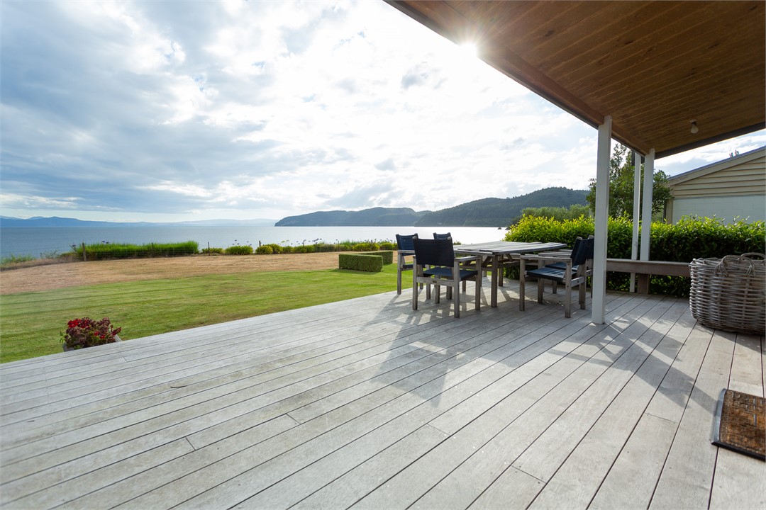 Viv's place, Kinloch, Lake front, with Marina berth. Kinloch Beach