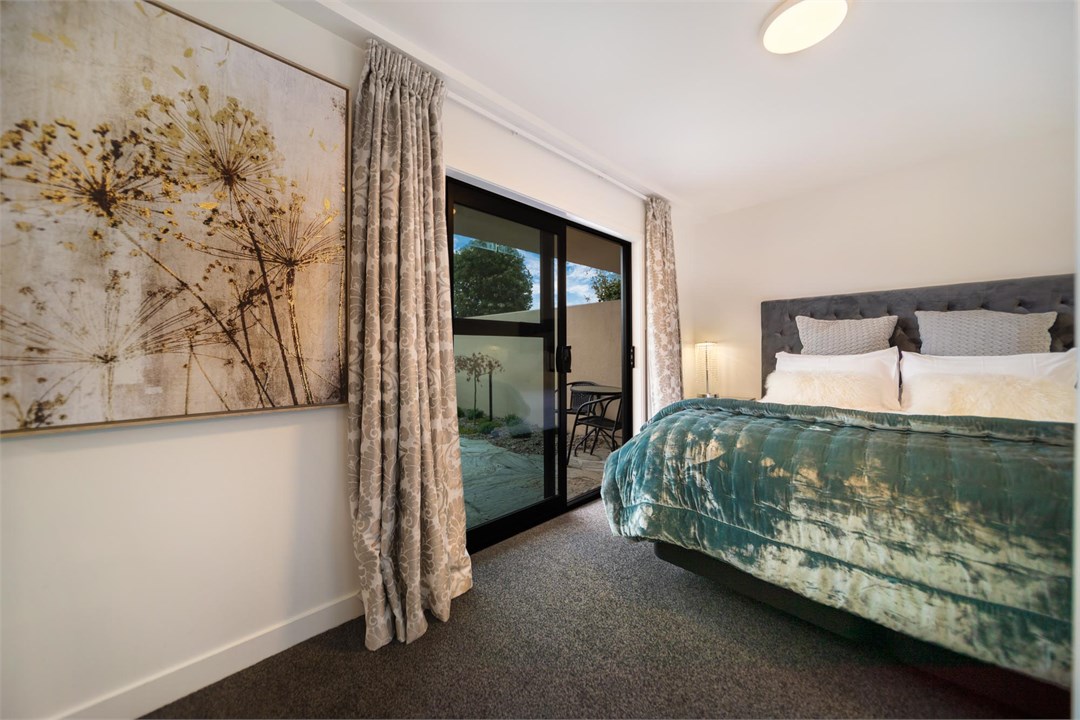 TAHUNA LAKEFRONT LUXURY AURA QUEENSTOWN HOLIDAY HO