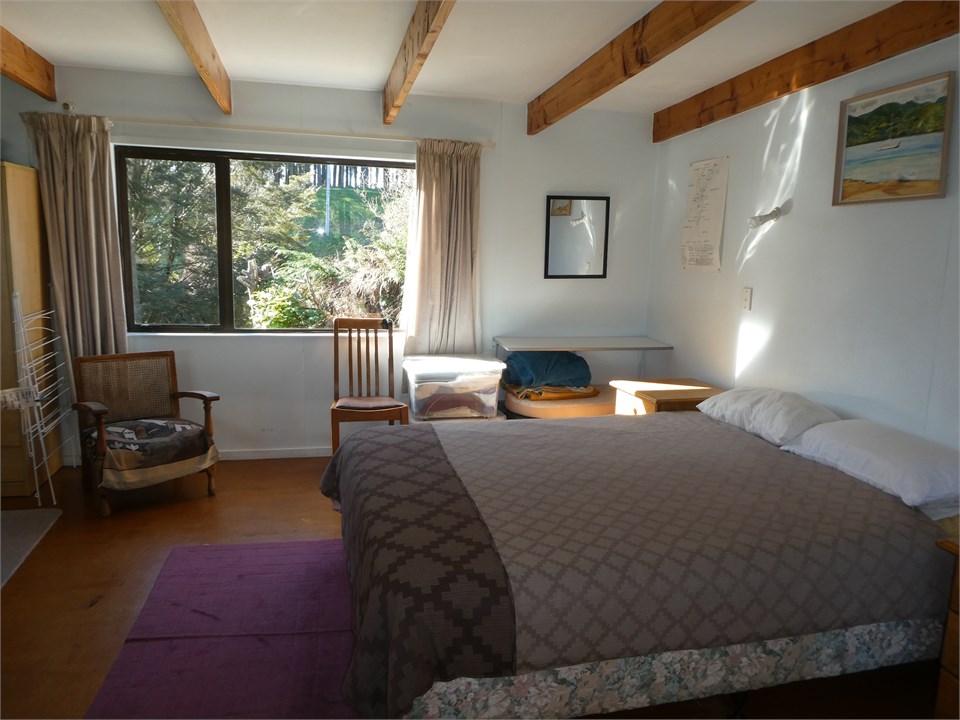 Main bedroom with Queen bed