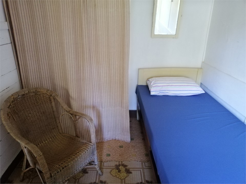 Single bed in main bedroom