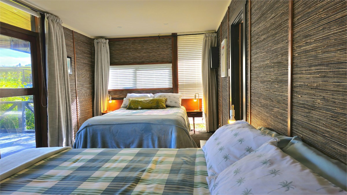 Twin Share 2 x Queen beds (french doors to deck)