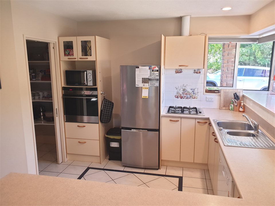 Kitchen: Gas Hob, Oven, dishwasher, Walk in Pantry