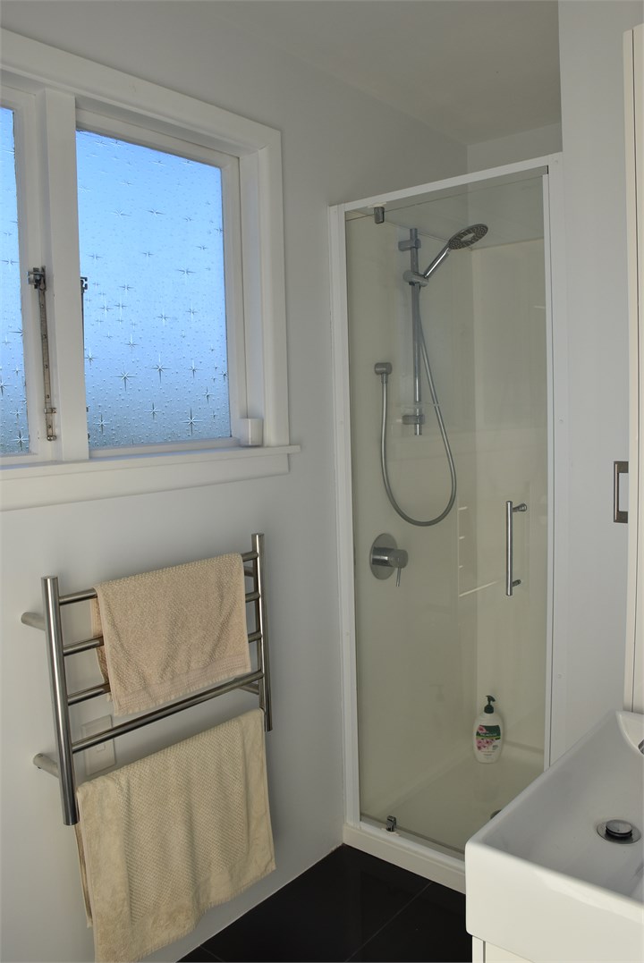 Ensuite - shower, basin and toilet