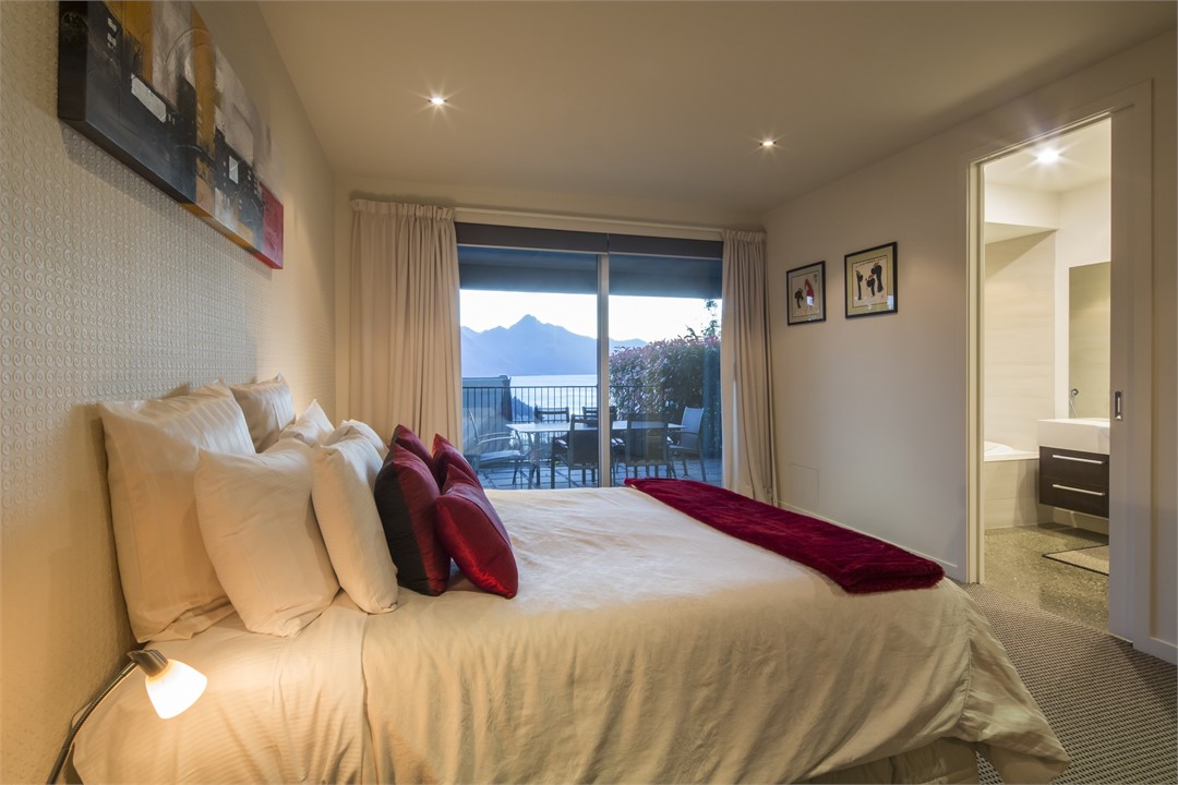 Queen bedroom with ensuite and lake views