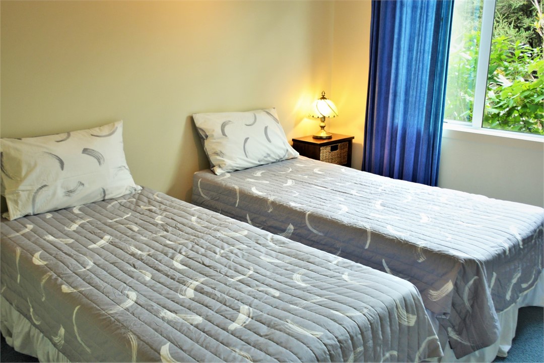 Bedroom with 2 Single Beds